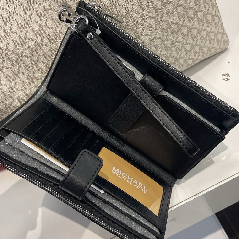 MICHAEL KORS Jet Set Lg Ombré Signature Logo Double Zip Wristlet Wallet 
Black - Picture 14 of 16